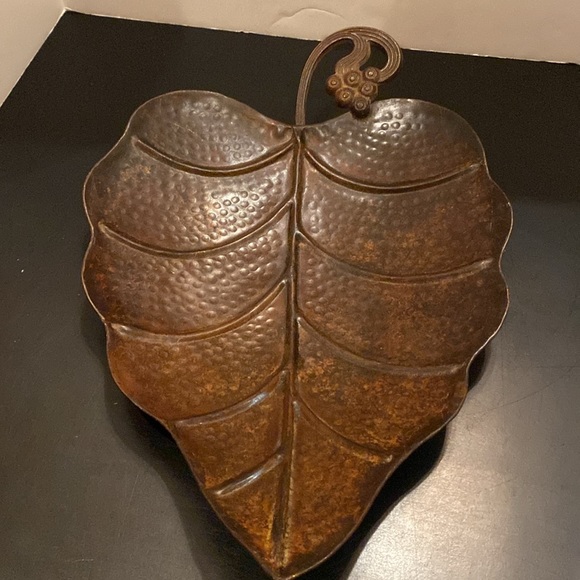 Bronze color metal grape leaf decorative table decor made in India 16x11” - Picture 2 of 8